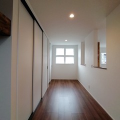 味のある無垢材の床X白い壁の爽やかで快適空間が良い！シンプルモダンな2階ホール