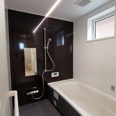 広々とした浴槽で快適な入浴が叶うシンプルモダンな浴室