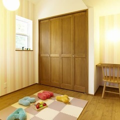 木の優しさ伝わるクローゼットがあって便利！北欧スタイルの子供部屋