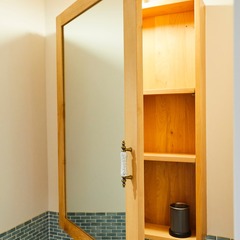 鏡裏に収納空間が造られ快適で使い勝手のいい北欧スタイルの洗面所