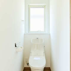 ライトブルーの天井が爽やかな気分にしてくれる快適でシンプルなトイレ