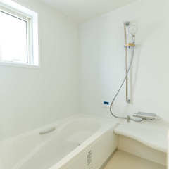 明るく清潔感あふれ快適なリラックスタイムが叶う！シンプルな浴室