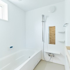 フロートタイプの収納棚が美しく快適な使い心地！シンプルな浴室