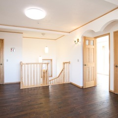 アンティーク調の無垢材の床が素敵！快適な空間広がるシンプルモダンな2階ホール