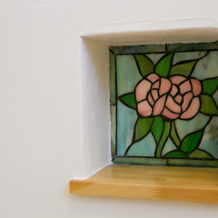美しいステンドグラスが惹きたてる素敵なニッチ