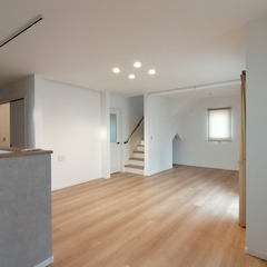 リビング階段採用でコミュニケーションを大切に暮らせるシンプルモダンなLDK