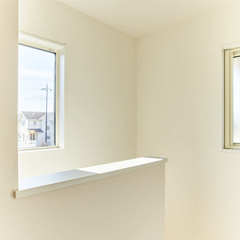 白が美しい！窓から自然光がタップリ降り注ぎ心穏やかになるシンプルな階段ホール