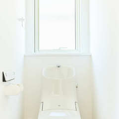 明るく開放的な空間！白で統一され美しさ際立つシンプルなトイレ