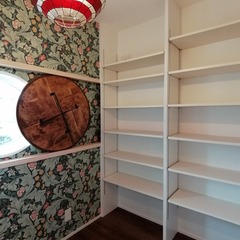 個性的なクロスや照明がこだわりPOINTで魅力的！どこか懐かしいレトロモダンな納戸