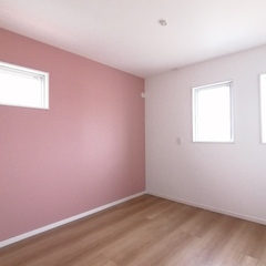 くすみピンクが優しさと可愛らしさで包んでくれる北欧スタイルの洋室