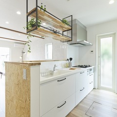 フロートタイプの飾り棚で空間にアクセントが生まれる北欧スタイルのキッチン