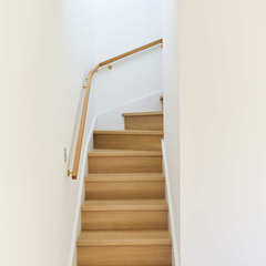 お洒落な灯りが優しく通路を照らしてくれる！美しい印象がいいシンプルモダンな階段