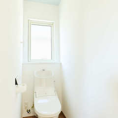 ライトブルーの天井から清潔感と清々しさが届くシンプルなトイレ