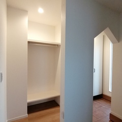 三角デザインの壁面が可愛らしい！収納をしっかり考えられたシンプルモダンな玄関