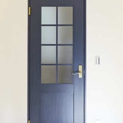 ダークネイビーの扉が上品で空間のお洒落ポイント◎優しい印象のシンプルモダンなLDK