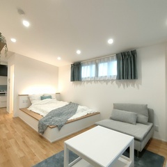 グリーンXグレーで上品で優しい雰囲気に包み込んでくれるシンプルモダンな寝室