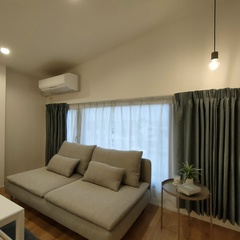 全身を包み込んでくれるソファで癒しの時間が流れる！優しさあふれるシンプルモダンなリビング