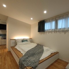 造作ベッドで質のいい眠りが叶う！やわらかな灯りでホッと寛げるシンプルモダンな寝室