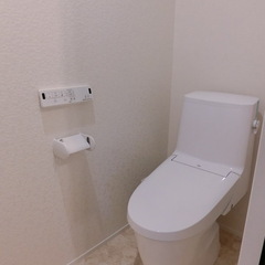 同系色で統一され落ち着きある空間がいい◎使い勝手のいいシンプルモダンなトイレ