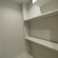 可動式で使い方自由自在◎スッキリ片付く空間がいいシンプルモダンなパントリー