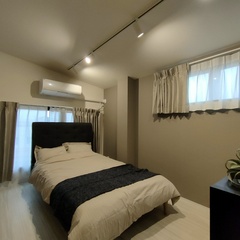 質のいい睡眠を約束！ダクトレールで灯りを好きな方向に向けられるシンプルモダンな寝室