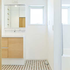 アースカラーで個性的なデザインのタイル床が素敵！清潔感あふれるシンプルモダンな洗面室