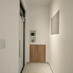 すっきり収納が魅力的！凹凸感のあるエコカラット壁面がお洒落でいいシンプルモダンな玄関