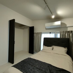 収納スペースもあって嬉しい！心地よく快適な時間が流れる癒しタップリのシンプルモダンな寝室