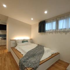 間接照明のやわらかい灯りもいい◎心地よい眠りが約束されるシンプルモダンな寝室