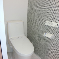 モザイクタイル調のアクセントウォールが魅力的！清潔感あふれるシンプルモダンなトイレ