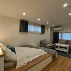 優雅な時間がゆっくり流れホッと寛げるのがいいシンプルモダンな寝室