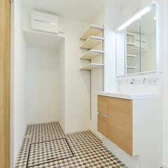 個性あるデザインタイル床がお洒落に目を惹く！使い勝手のいいナチュラルな洗面室