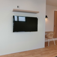 壁付けタイプのテレビがお洒落！スムーズな動線が叶えられたシンプルモダンなリビング