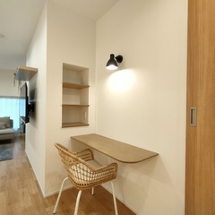 壁に向かって集中した時間が流れる◎優しい雰囲気に包まれたシンプルモダンなワークスペース