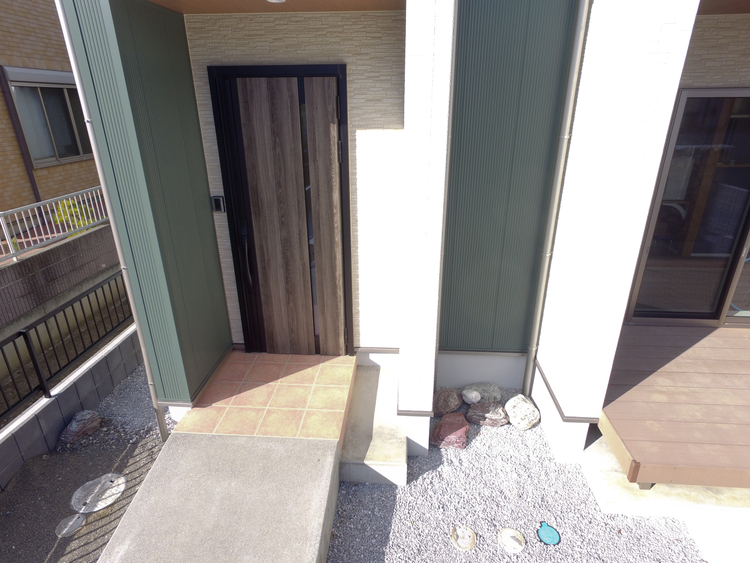 注文住宅リッケンハウジングの高品質木材と自然素材で仕上げた玄関扉の写真