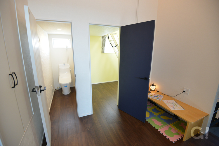 自然素材と隣接されたトイレでお子様安心スキップフロアーの写真