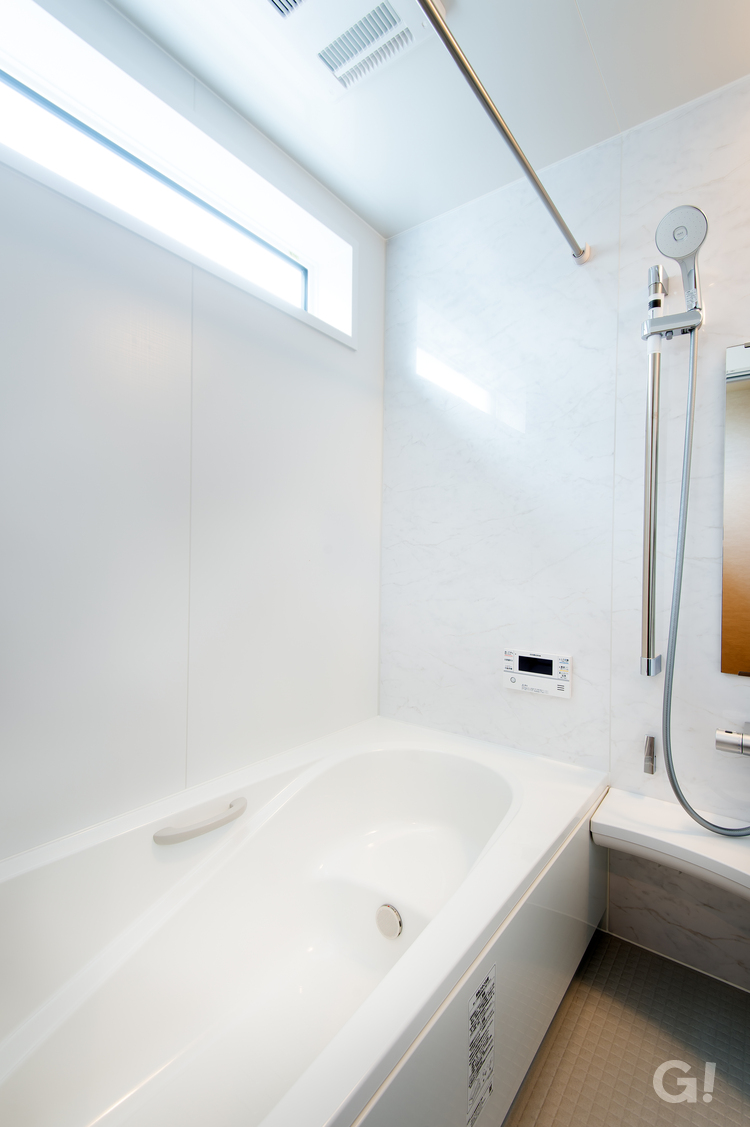 注文住宅の清潔感あふれる美しいバスルーム浴室乾燥の写真