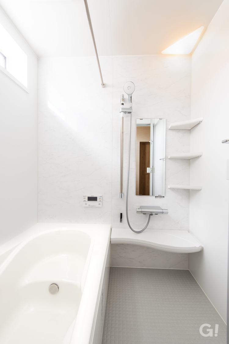 注文住宅の清潔感あふれる美しいバスルーム浴室乾燥の写真