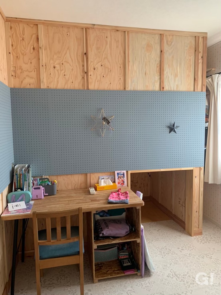 自然素材造作家具の機能的な子供部屋デスク