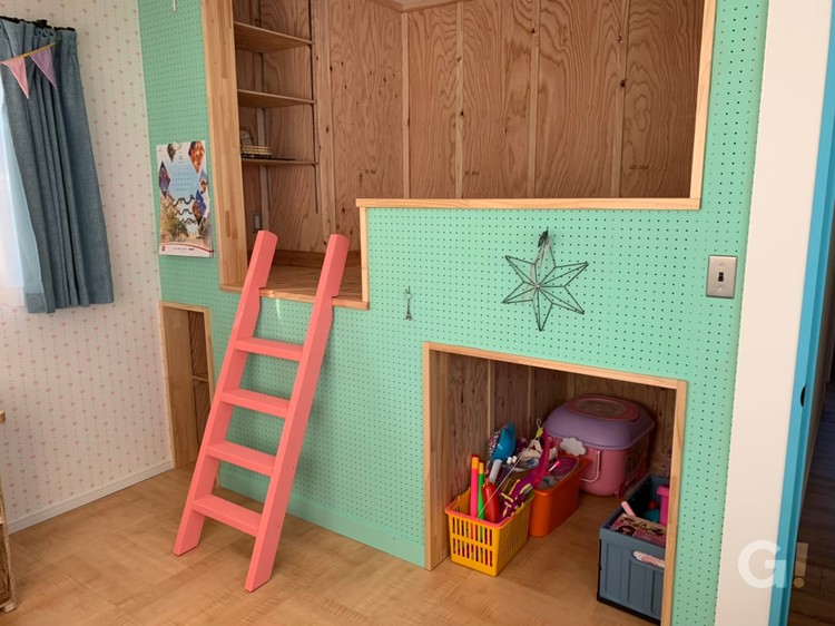 色使いがかわいらしい有効ボードを取り入れた子供部屋の写真