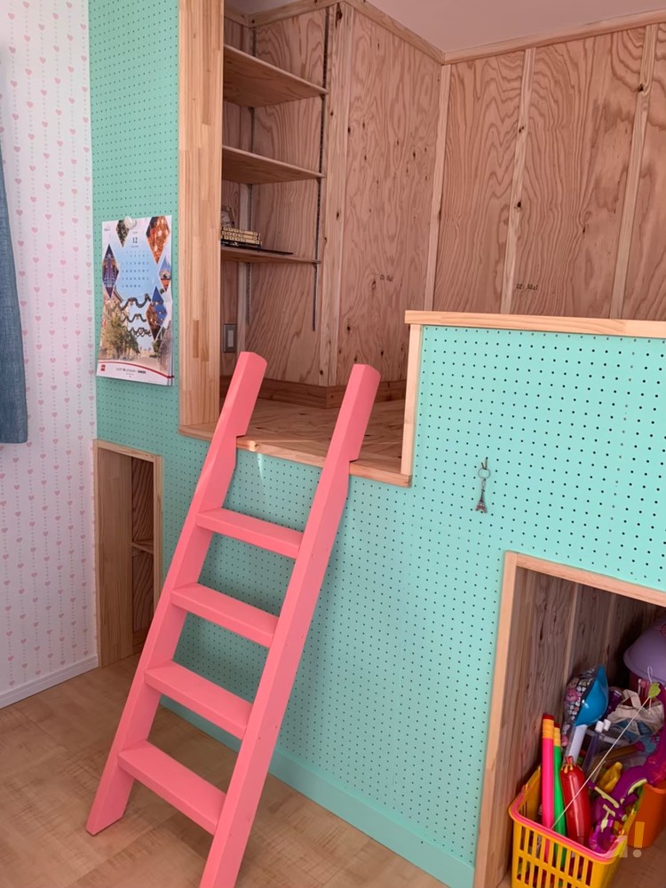 カラフルポップな子供部屋のロフトの写真