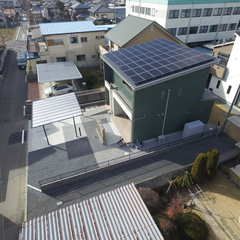 屋根一面のソーラーパネルで省エネルギーを実現したお家