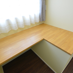 木の温かみを感じるナチュラルな造作カウンター