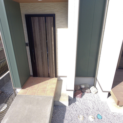 注文住宅リッケンハウジングの高品質木材と自然素材で仕上げた玄関扉