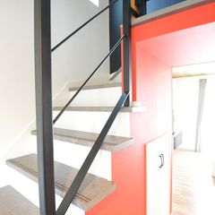 デザイン性の高い黒アイアン手すりの階段