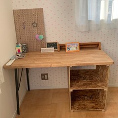 自然木の温かみがつまった子供部屋の机