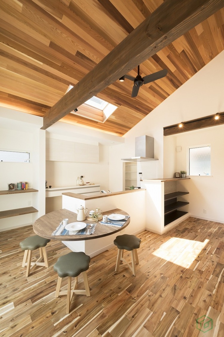 勾配天井を設けた明るい2階リビングの家