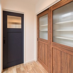 サロンや防音室を備えた西海岸風スタイルの家