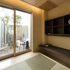 中央に広がる円形吹抜け　中庭のあるLDKでゆったり住まう