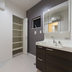 静岡県藤枝市赤と青のカラーが際立つデザイン住宅